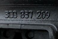 VW Passat B7 kombi r.v. 2012 černá metalíza kód barvy LC9X levá přední klika kessy 3C0837209