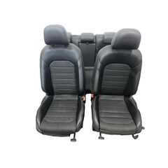 VW Golf 7 kombi r.v. 2015 sedačky černá kůže v kombinaci s šedou látkou