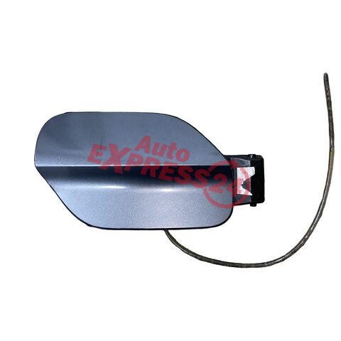 VW Passat B8 kombi r.v. 2017 šedá metalíza kód barvy LR7H víko nádrže 3G9809857