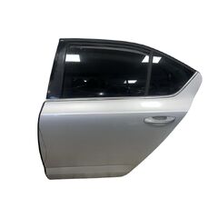 Škoda Octavia 3 sedan Laurin a Klement r.v. 2015 stříbrná metalíza barva kód barvy LA7W 9156 8E8E levé zadní dveře