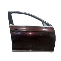 VW Passat B8 kombi r.v. 2017 karmínově červená metalíza kód barvy LD3Y pravé přední dveře