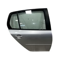 VW Golf 5 hatchback r.v. 2009 stříbrná metalíza kód barvy LA7W pravé zadní dveře