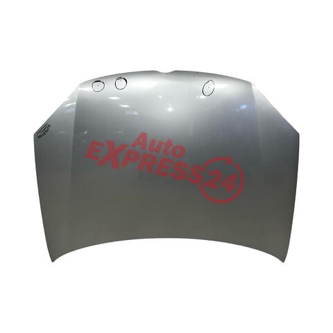 VW Golf 5 hatchback r.v. 2009 stříbrná metalíza kód barvy LA7W kapota