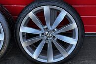 VW 2x kola 235/35 R19 letní pneu 7,45mm DOT4723 5,89mm DOT1824 8Jx19H2 ET41 1K8601025C