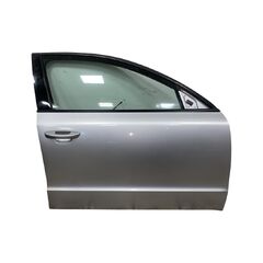 Škoda Superb 2 sedan r.v. 2012 stříbrná metalíza kód barvy LA7W 9156 8E8E pravé přední dveře 3T0831056