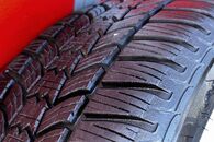 Kola 225/45 R17 2 x zimní pneu 8,20mm DOT 2724 2 x zimní pneu 4,21mm DOT2420 7,5Jx17H2 ET49 3T0601025D